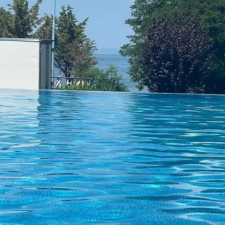 At The Seaside سوزوبول