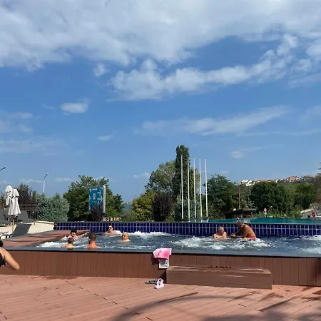 At The Seaside سوزوبول