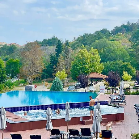 At The Seaside سوزوبول