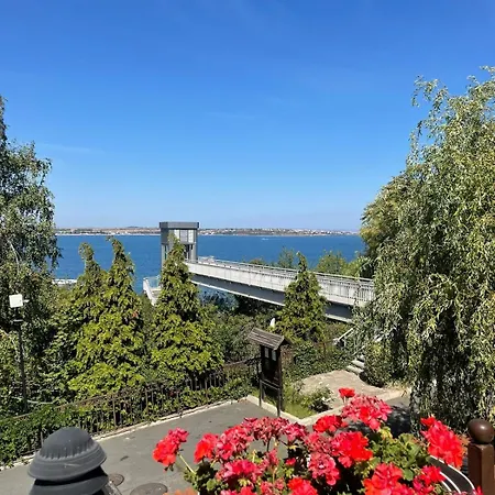 At The Seaside شقة *