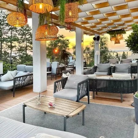 At The Seaside شقة